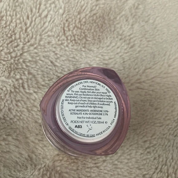 Estée Lauder Resilience Multi-Effect Moisturizer Tri-Peptide Face and Neck Creme - Picture 4 of 4